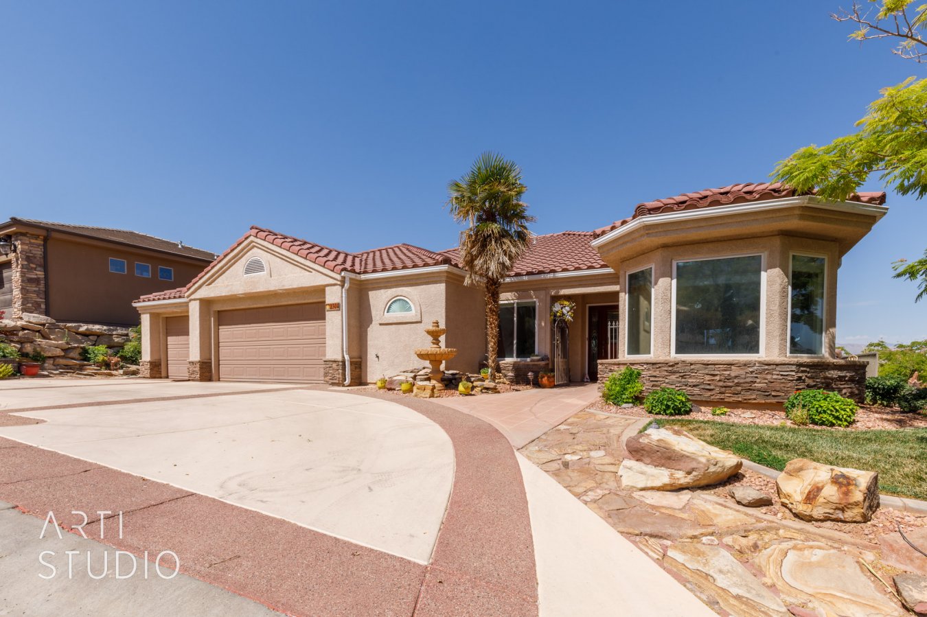 50565 Spectacular Views you must see to believe in this 3 bed, 2 bath home with 1982 Sq Ft. and a 3 car garage all on a .12 acre lot. Cozy fireplace for winter, granite countertops, tile floors and much more.