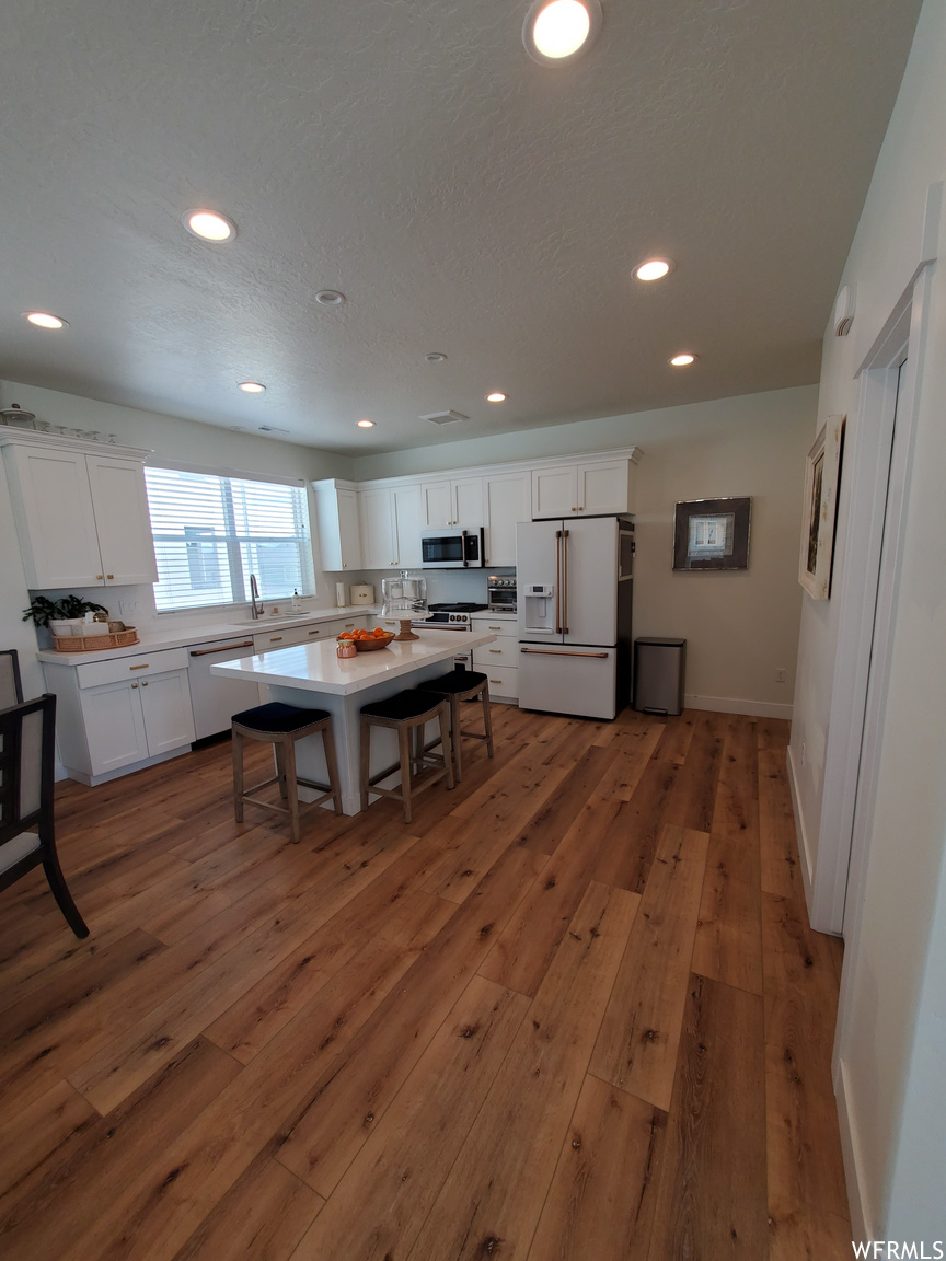 50772 EVERYTHING YOU COULD NEED, MODERN OPEN FLOOR PLAN LARGE KITCHEN/LIVING ROOM SPACE. 3 BED 2 1/2 BATHS. A PATIO FOR A NICE BARBECUE, 2 EXTRA PARKING PLACES PERFECT FOR AN RV.
