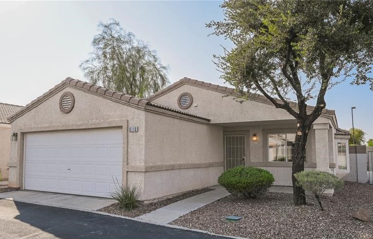 51807 STUNNING and IMMACULATE single story home in CHARMING GATED community!! Interior boasts DESIGNER SELECTED TWO TONE paint schemes, MARVELOUS OPEN LAYOUT, and PLUSH NEW carpet!! CHEFS DREAM KITCHEN equipped with BRAND NEW STAINLESS STEEL APPLIANCES, LUXURIOUS cabinet hardware, OWNERS suite with SPA LIKE RETREAT!! PRICED TO SELL and MOVE IN READY!!