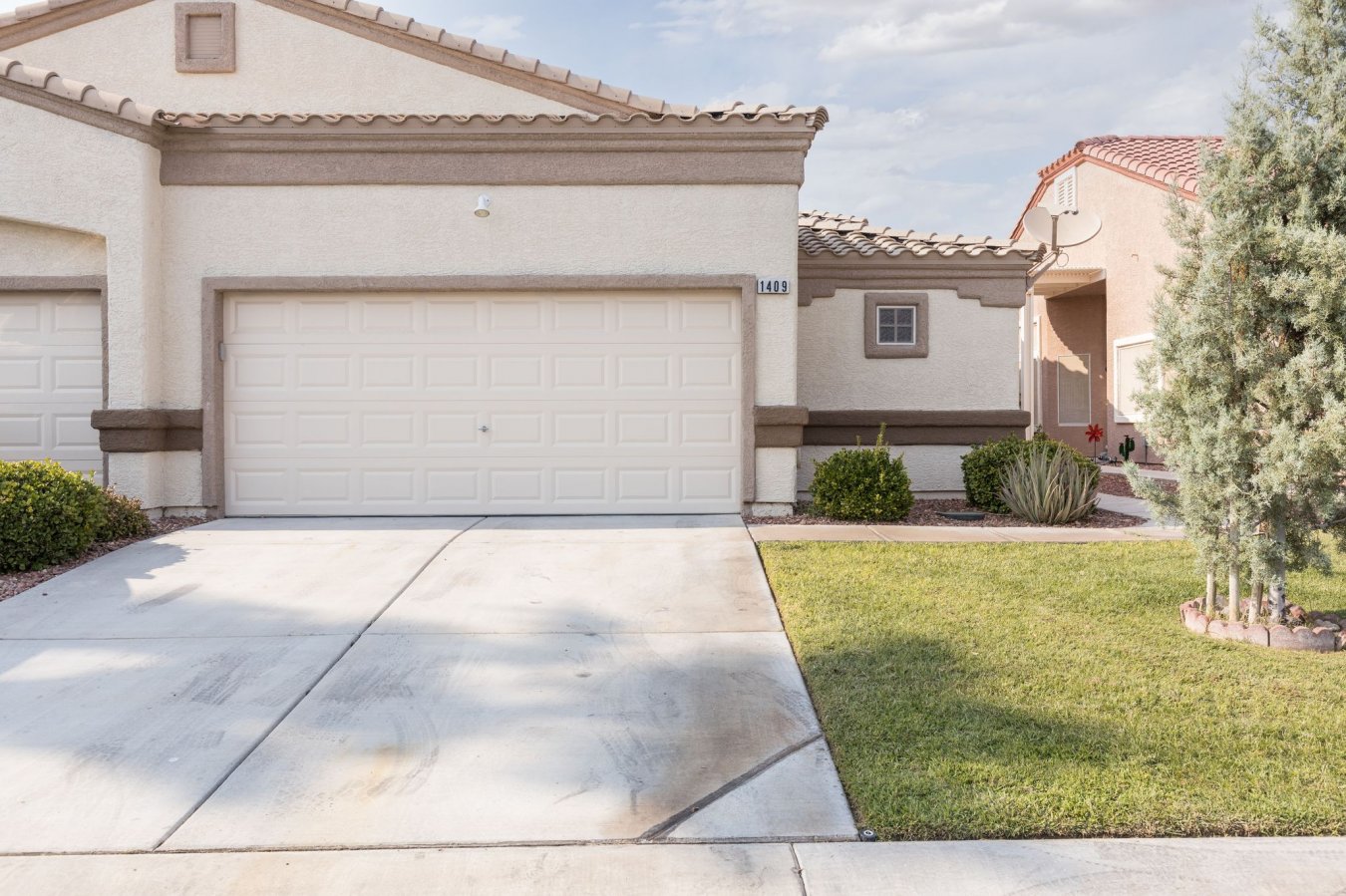 52075 Fantastic gated community of Sunset Greens. Do you like beautiful walking paths, outdoor pools and hot tubs? Do you need on site RV parking? If you said yes, this is the place for you. Townhome offers 2 bedrooms each with its own bathroom, a flex room for you to do whatever you like and a very nice backyard to enjoy the weather.