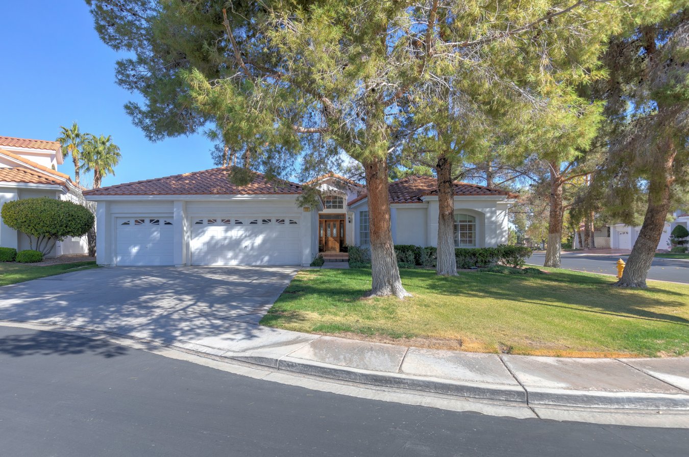 Great Single Story 2608 Sq Ft Home in Gated Community. 4 bedrooms, Seperate Family and Living Rooms, Fresh Paint, New Carpet, all Appliances, 3 Car Garage, Covered Patio, Just waiting for You.