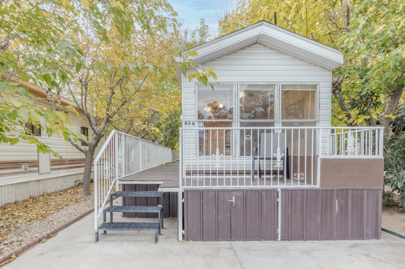53358 Cute unit in sought after Quail Lake Estates. Hard laminate flooring throughout & a full bathroom with a tub/shower combo. Upgraded heating/ cooling unit added one year ago. Fenced in backyard with a shed. Also enjoy the HOA amenities including a clubhouse, pool, park & walking trail to Virgin River. Great unit for the right buyer!