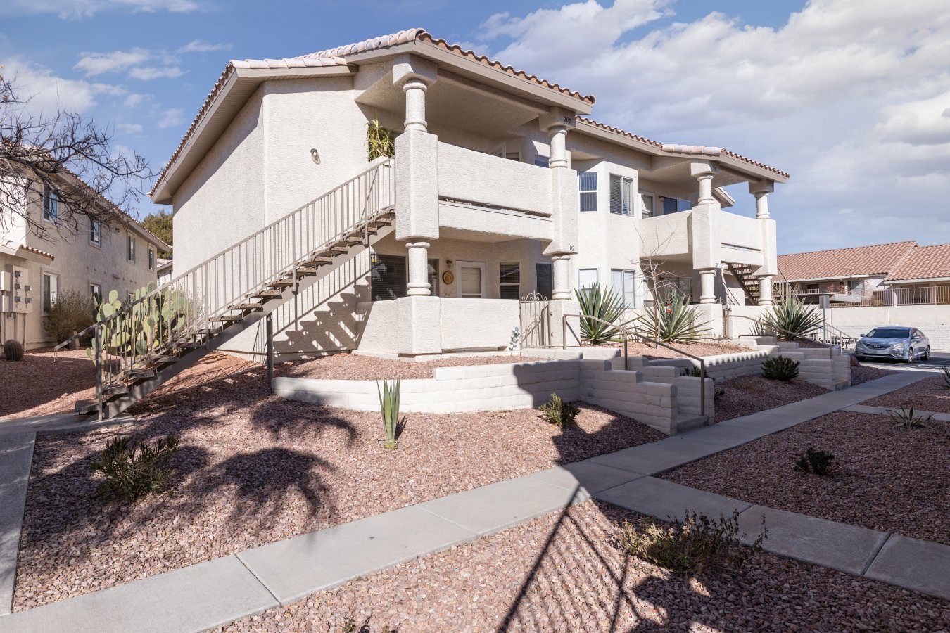 54343 Lower Level unit near parking and pool. This well maintained furnished condo offers open floor plan.