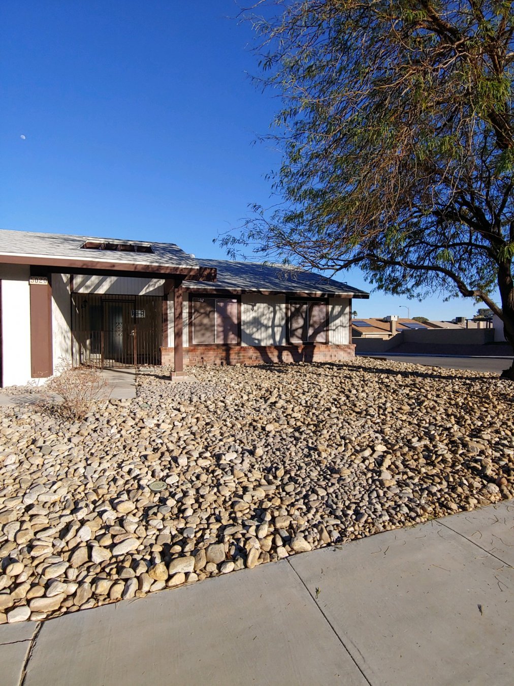 54892 3/2 POOLHOME, CORNER LOT. VERY GOOD CONDITION, SINGLE STORY. LG LOT. NEW PAINT, INSIDE & OUT. SOLAR SCREENS. 2 CAR GARAGE W/STORAGE. NO CARPET & NO POPCORN CEILINGS IN THE BEDROOMS. UPDATED THROUGHOUT. LIGHT & BRIGHT.
