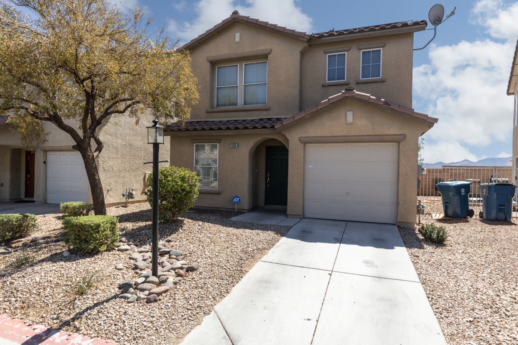 58905 Charming 3 bedroom with amazing mountain views!! This home features 3 beds, attached garage, tile floors, open kitchen with breakfast bar and panoramic views of the mountains! Ideally situated in the beautiful South, across the street from the community park and only moments from the M with easy freeway access. This is priced to sell, schedule your tour today!