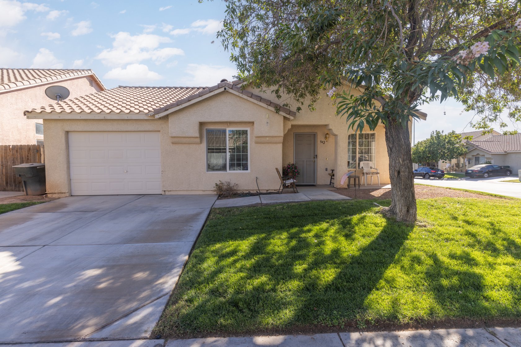 942 Adobe Dr