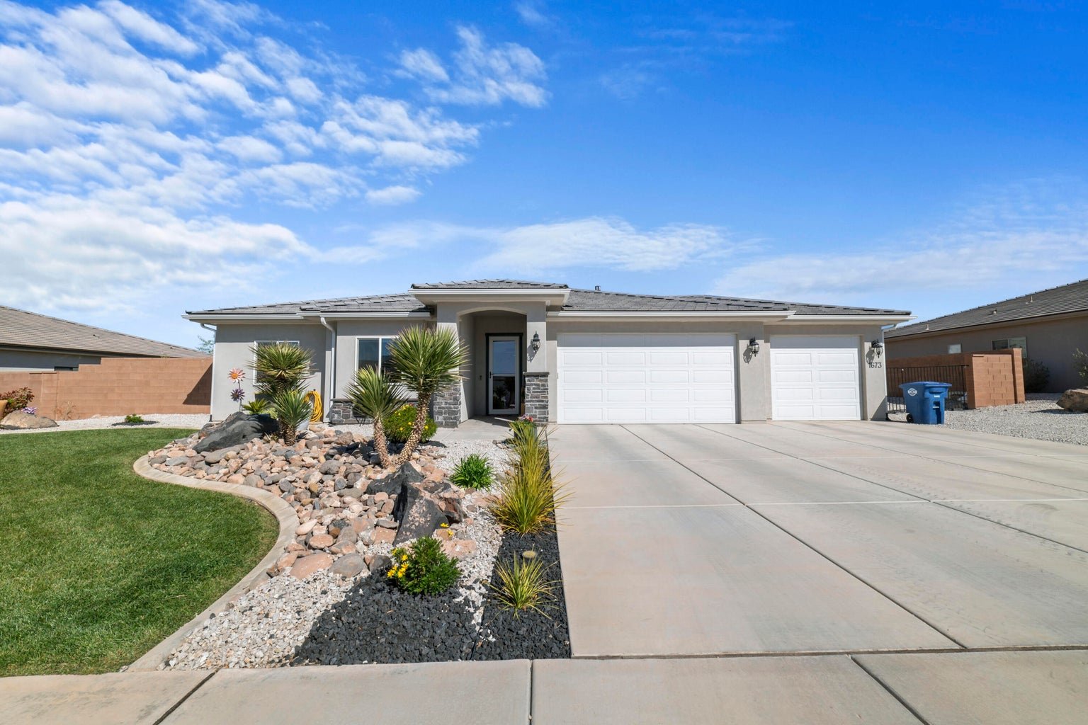 1673  E Mountain Trail Way