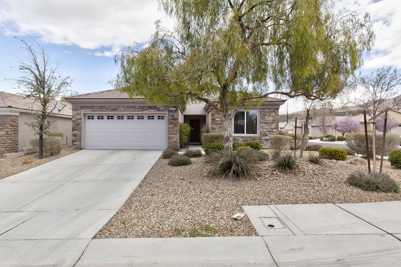 Franklin model (1768 Sq Ft), Formal Dining, Formal Living, Breakfast nook off kitchen, Solid surface counters, All Tile, except carpet in bedrooms, Ceiling Fans, All appliances, Desert landscaping, 3 Bedrooms, 2 bath, 2 car garage, On corner lot. in 55+ Age Restricted Community