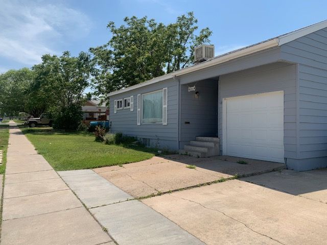 50170 This home could be so awesome. Needs some updates, wood floors are in great shape, bathroom has had updates up and down. Covered patio. Freshly painted exterior and new garage door.