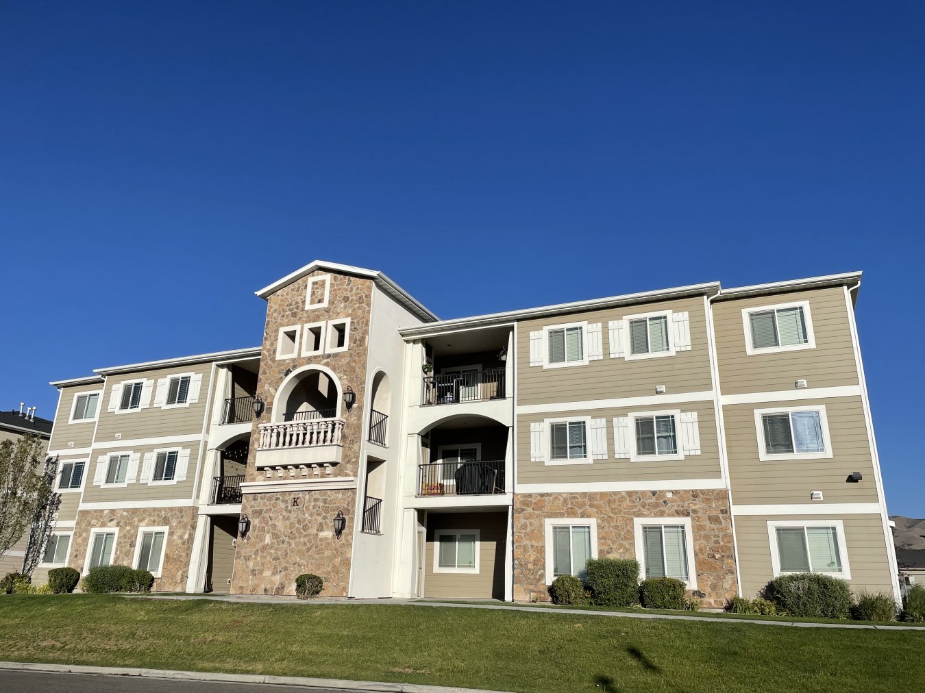 50898 This Beautiful Condo will not last long! This top level condo has Vaulted Ceilings, 3 bedrooms with a Master Bath and Walk in closet. This condo is centrally located by lots of shopping and close to free ways! This HOA has a community pool and many fun things for the kids. HOA includes Cable and Internet with the fee. This is a MUST see!