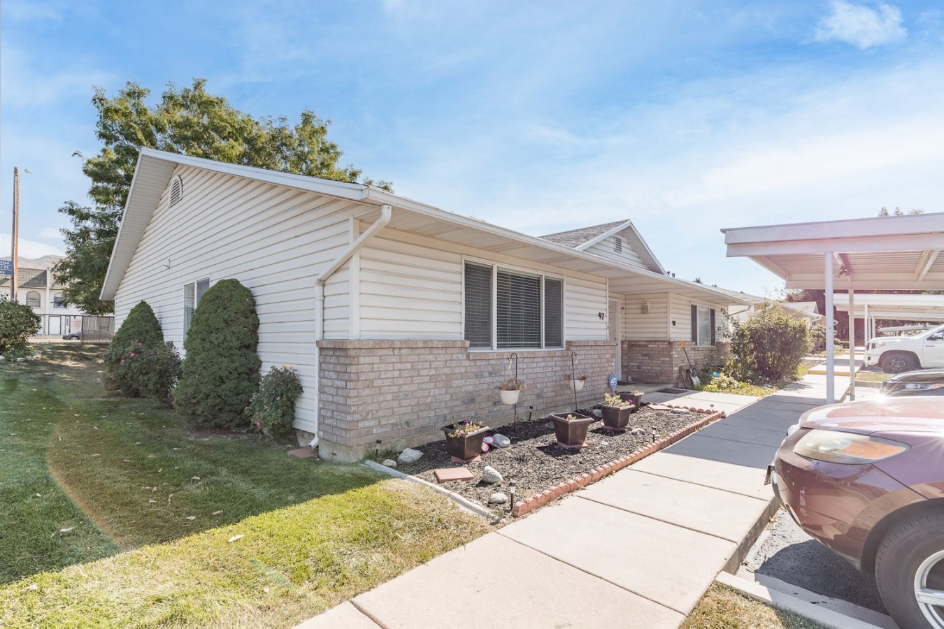 52079 Wonderful end unit single level home located close to the Ogden River Parkway. Open floor concept with granite counters in the kitchen. This home has been well cared for. The HOA provides one covered parking space and one uncovered parking space, as well as guest parking near unit. All appliances are staying! Square footage figures are provided as a courtesy estimate only and were obtained from previous MLS . Buyer is advised to obtain an independent measurement.