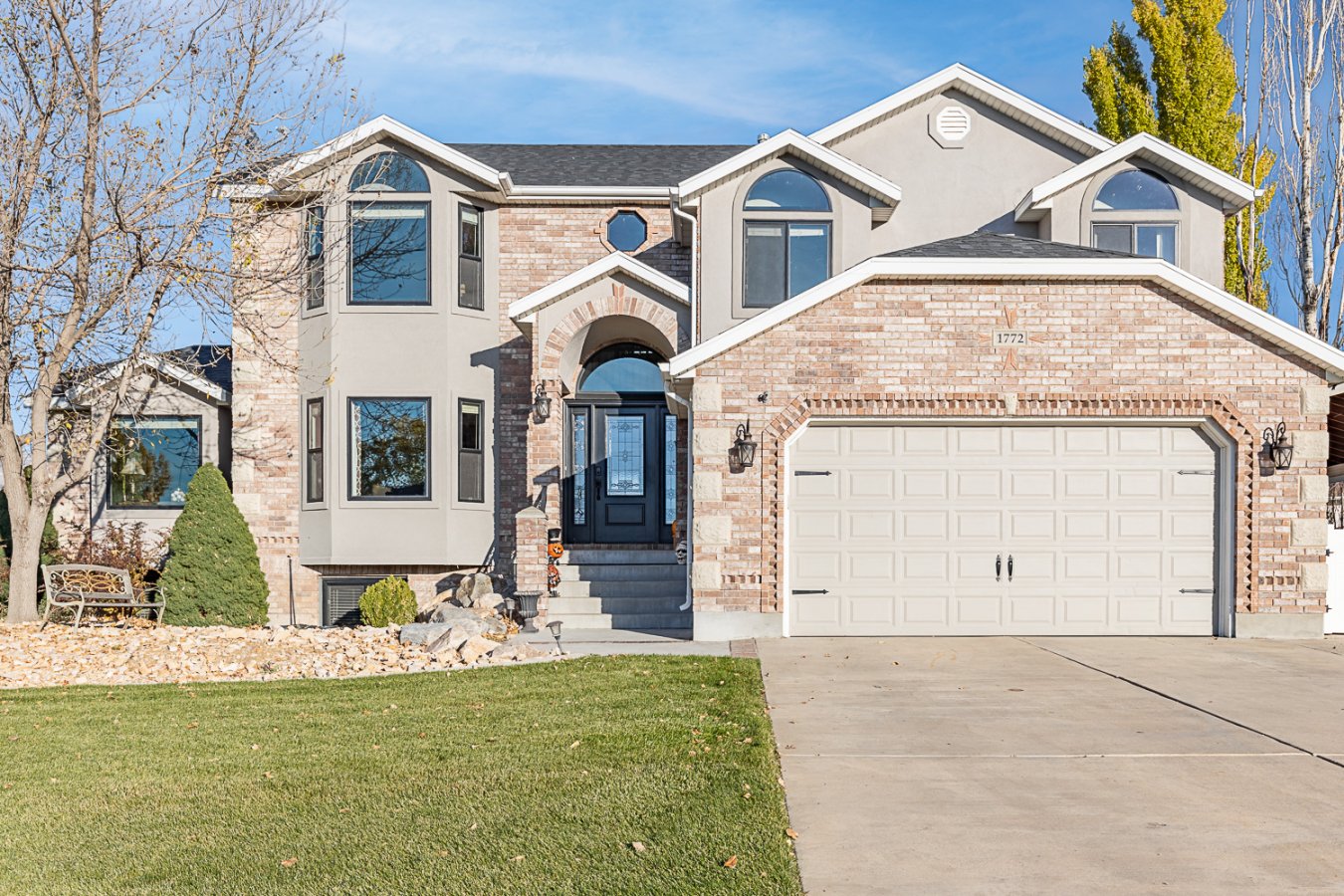 52448 Better than new gorgeous home. Great mountain views from kitchen bay window. This home has been fully updated from head to toe. Granite countertops, tile backsplash. Fridge and washer/dryer stay, NEW WINDOWS throughout. The roof was replaced in November of 2020 and has 15 year warranty. Too many upgrades to list. Carport is built into the home and can fit an RV. Very clean home!!
