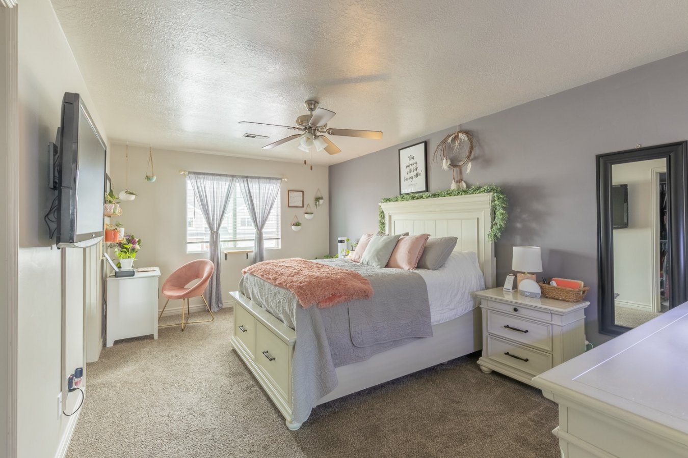 Cozy, well maintained townhome!
