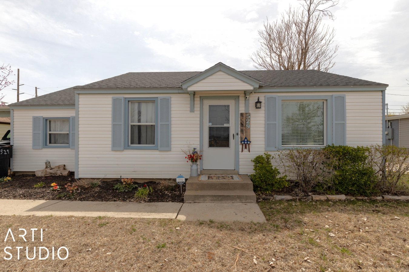 Welcome Home! This is a lovely one-level home with a big backyard and HOT TUB INCLUDED! The backyard is fully fenced, so you can relax and enjoy the outdoors without worry. Conveniently located close to Shopping, Parks and Schools, making it the perfect location! Don't miss out on this great opportunity - call me today to schedule a viewing!