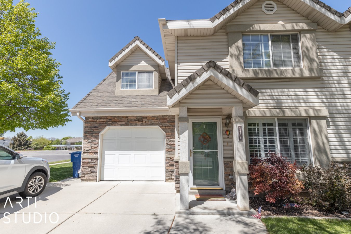 56940 Immaculate Townhouse End unit! Close to recreation, freeway, and ski resorts! NO yard maintenance. The home features 2 walk-in closets, Master Bedroom with a private bathroom, extra parking, a large lot, and a cozy fireplace. Very well taken care of. A must-see!