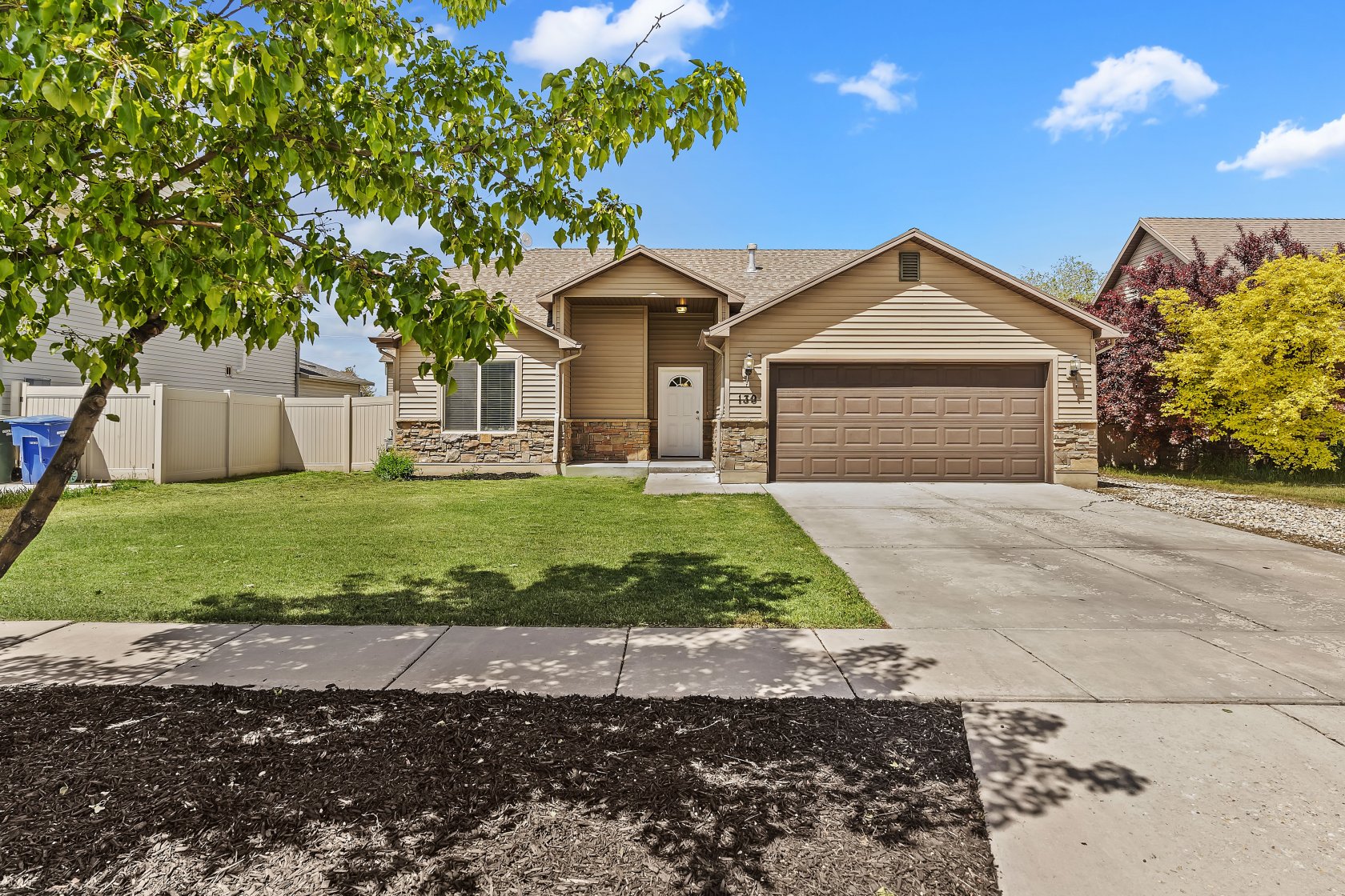 57553 This is Single level living in a quiet neighborhood! This is at a Great Location close to shopping, the mountains and I-15! This 3 bedroom 2 bathroom has newer carpet and a open floor plan! The yard is fully fenced. This wont last long!!