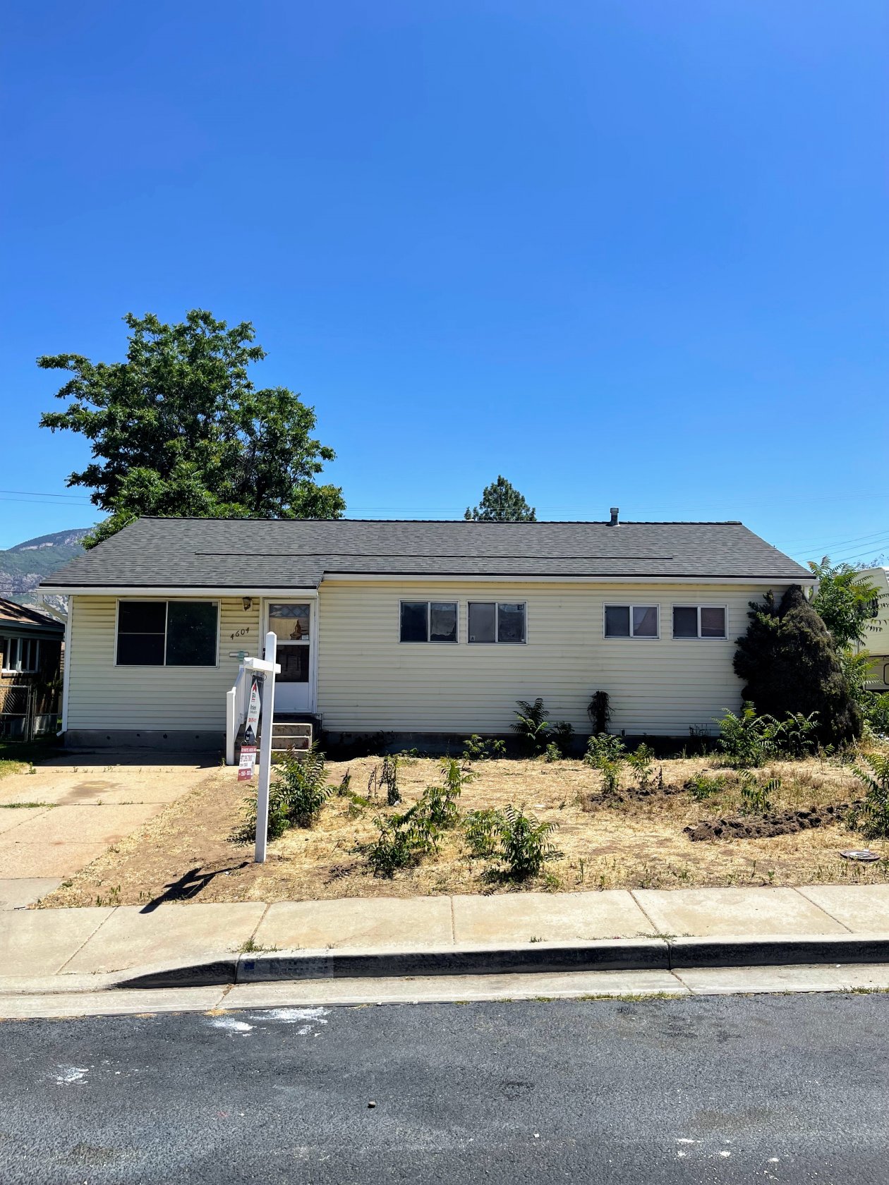 INVESTOR SPECIAL... CASH BUYERS ONLY! Home WILL NOT pass any inspections or qualify for any loans. Home needs extensive repairs. Great investment, 4 bed and 2 bath. Home has a new roof.