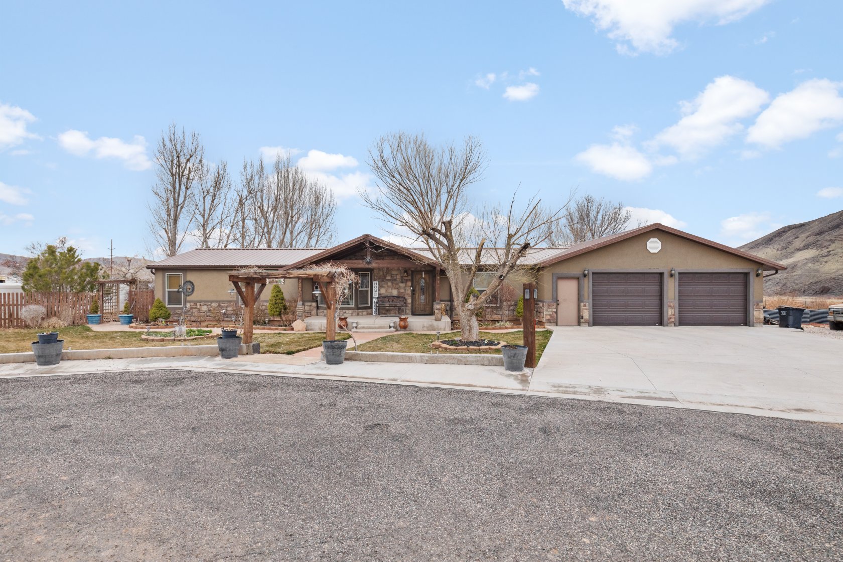 225 E Lariat Drive