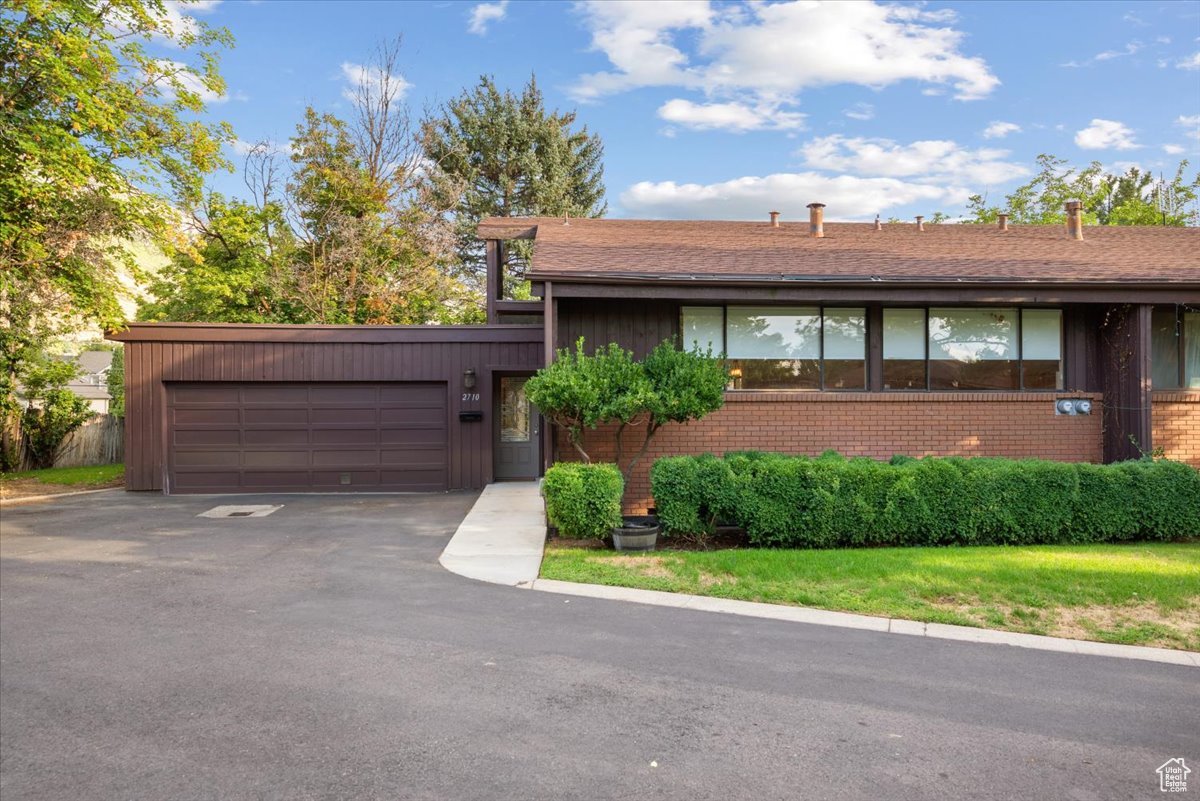 2710  N Edgewood