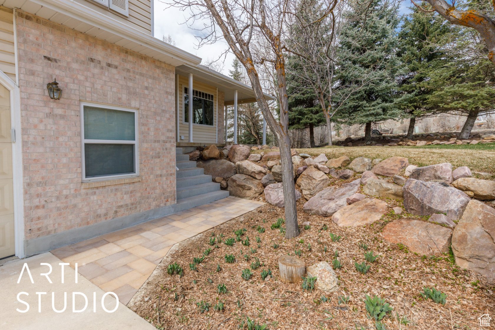 8975 E Pineview Dr