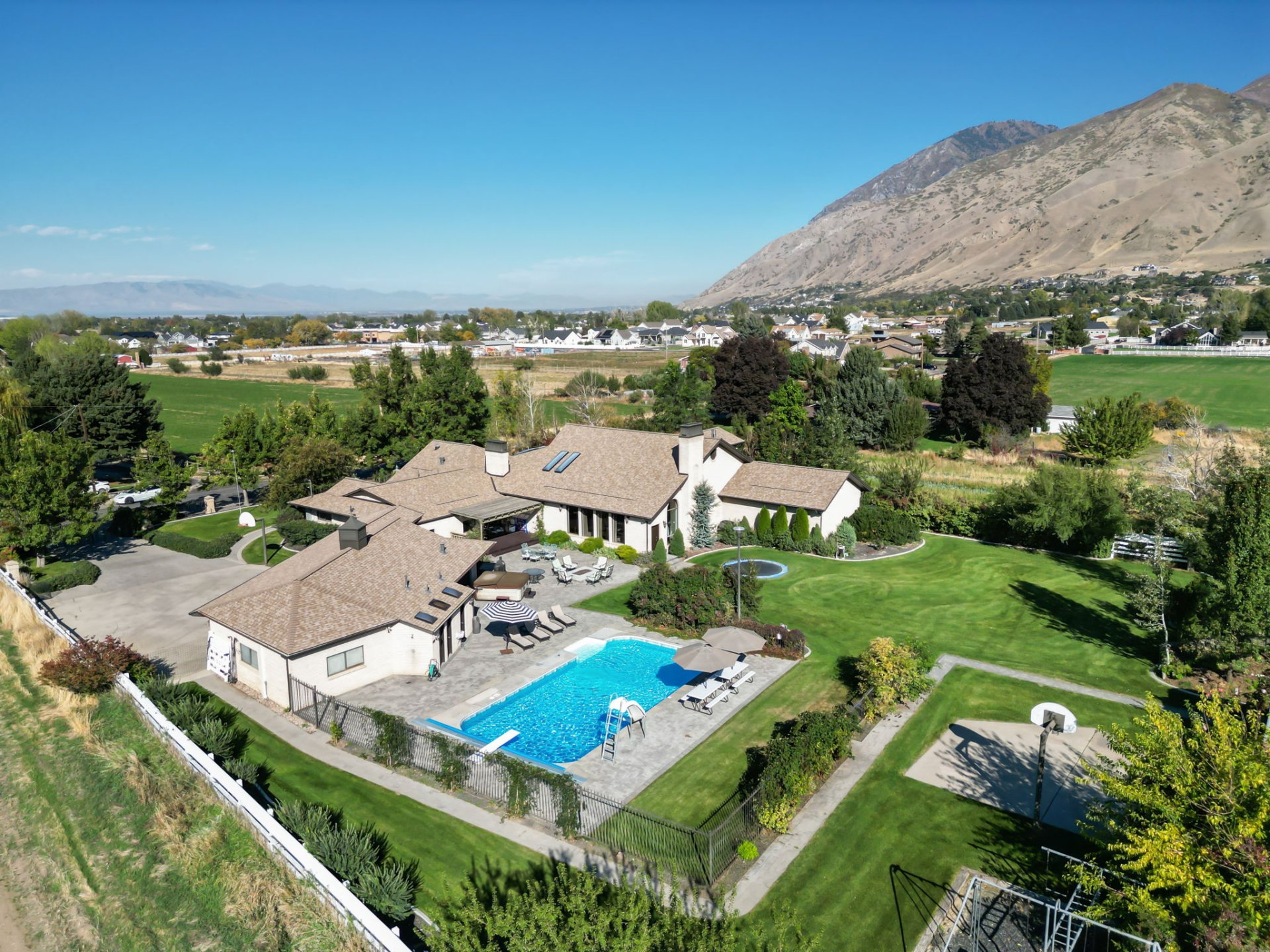 910 N 1600 E