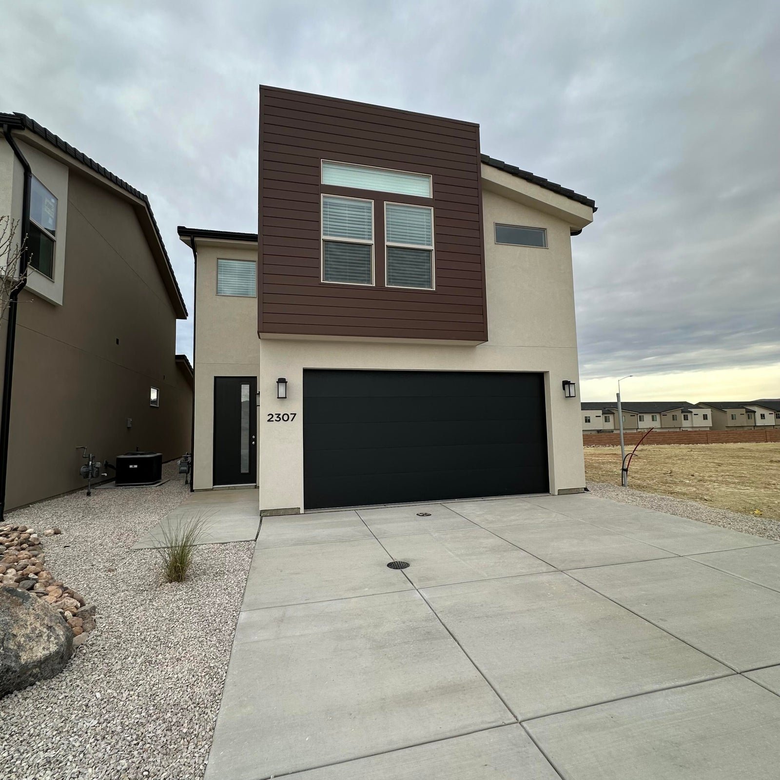 2307 E Luciano Ln