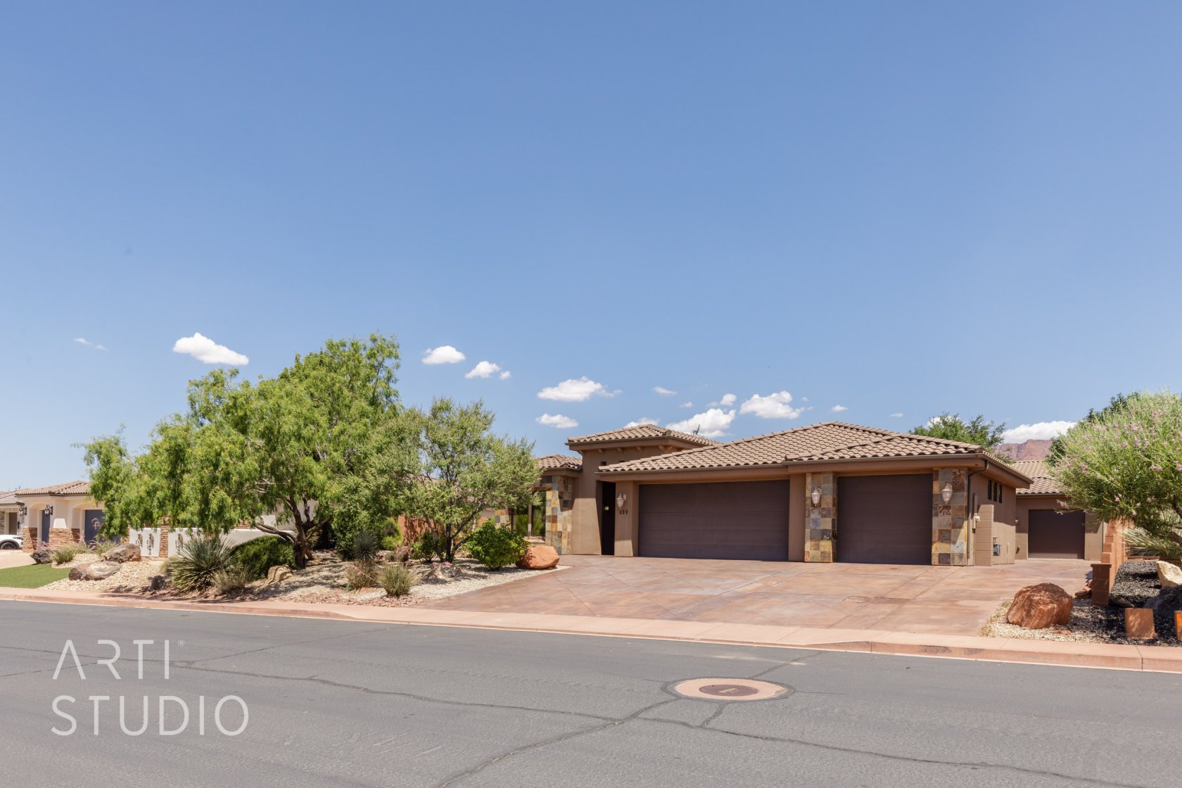 499 W Tonapah Way 