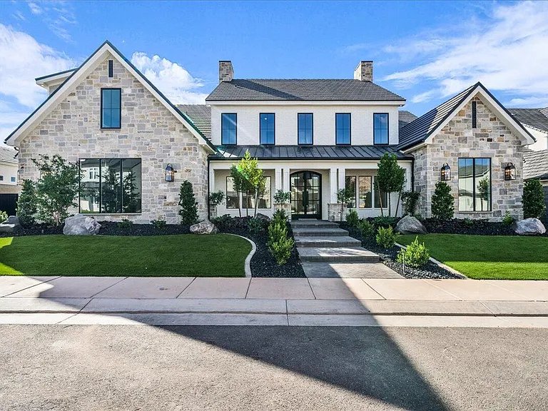 806 E Chloe Lane