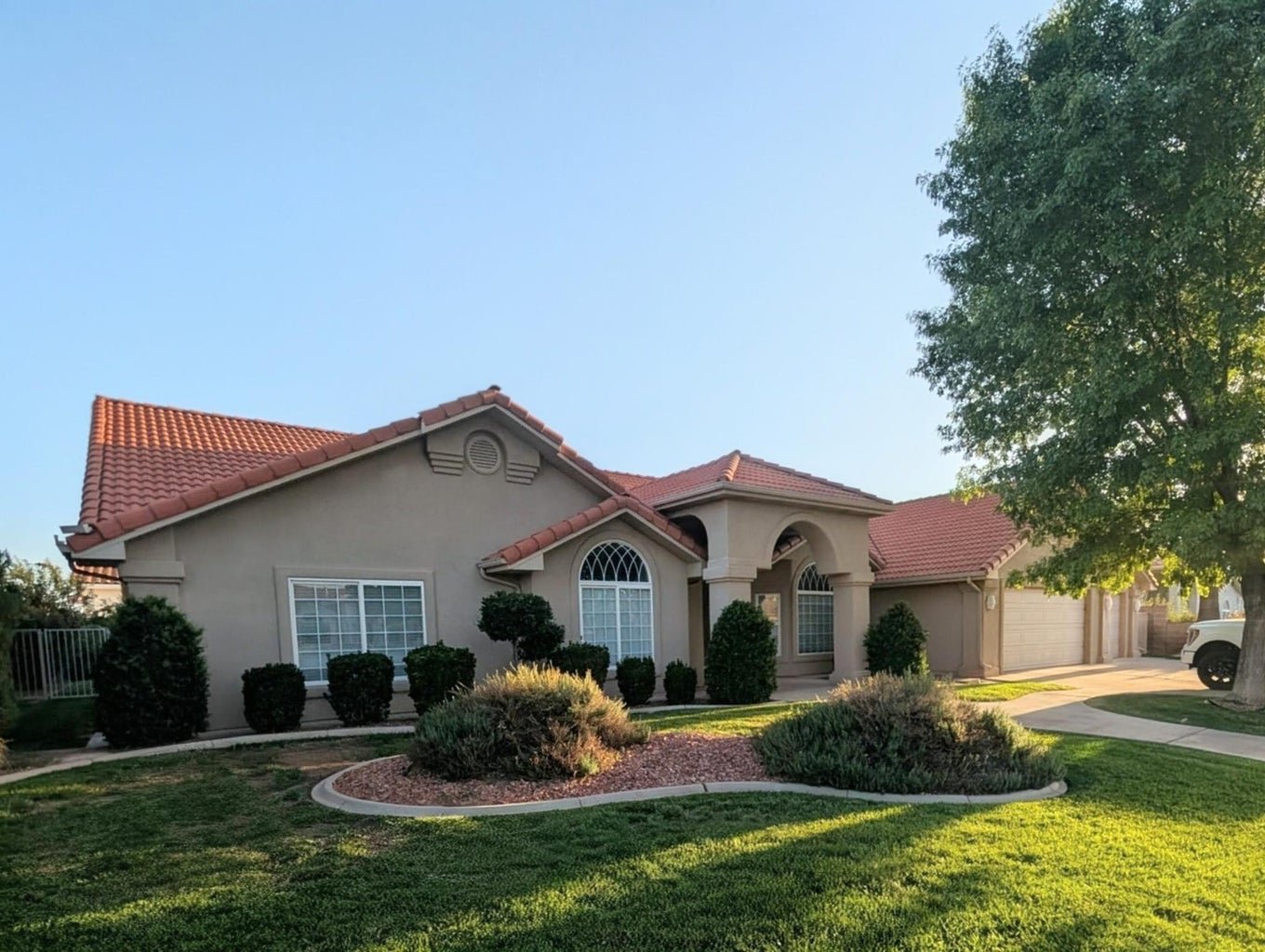 1118 E Lizzie LN