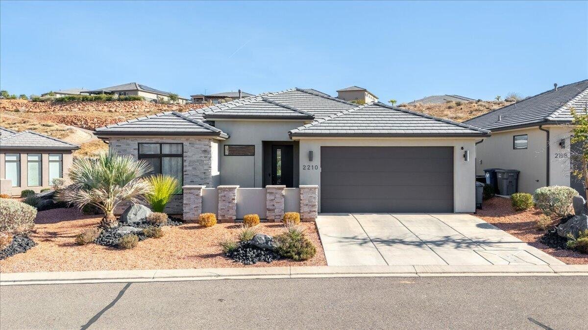 2210 N Montagna