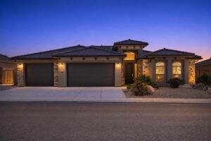 1212 E Gordon LN