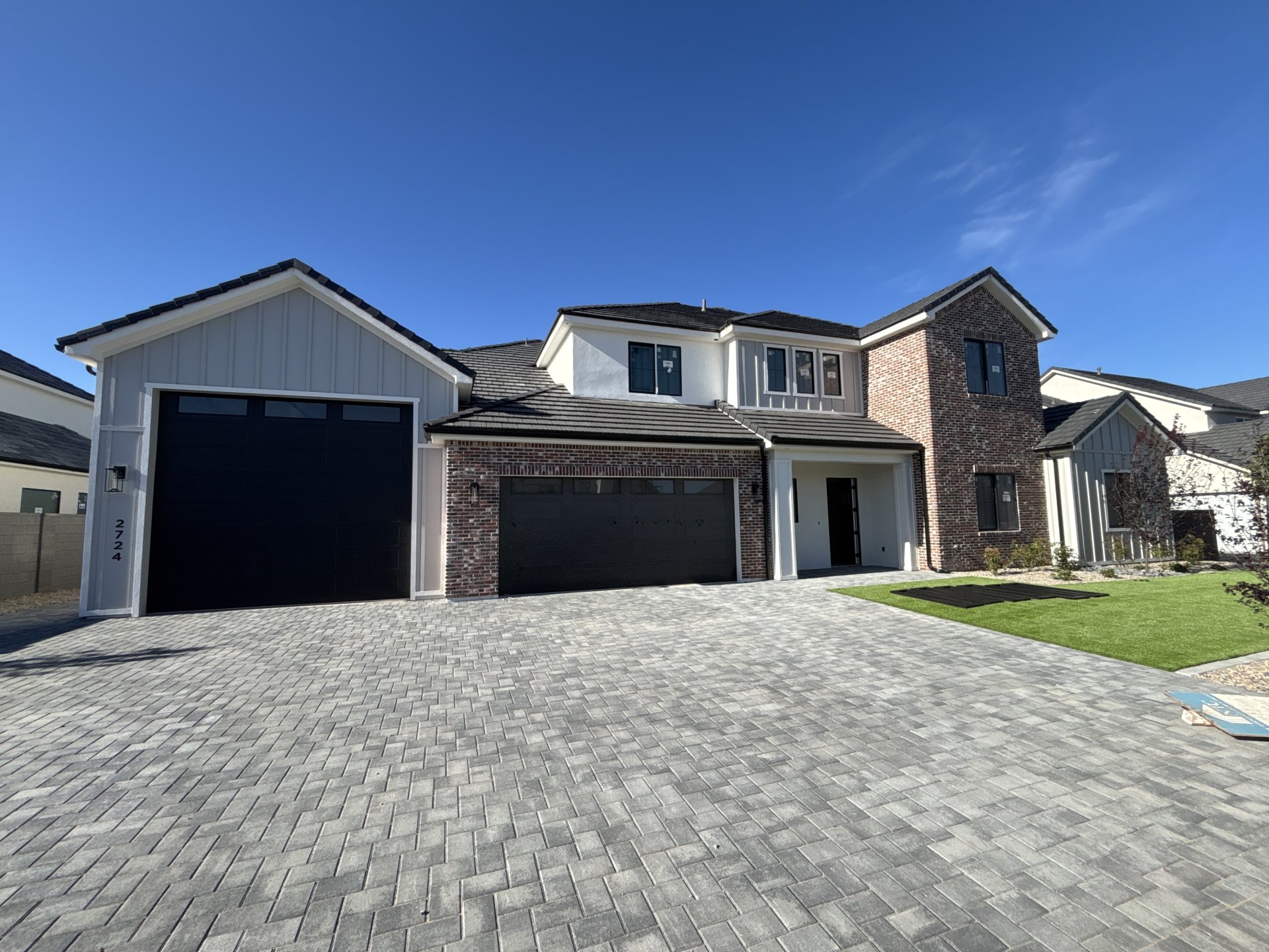 2724 E Moorland Dr