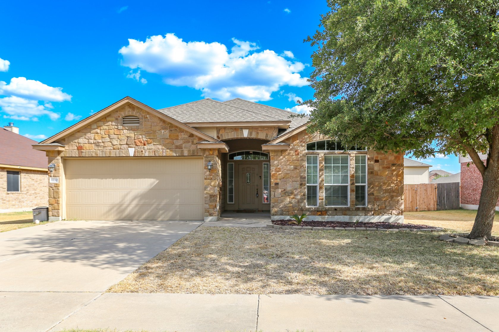 59472 Rock exterior, Open Floor plan, granite countertops, privacy fenced back yard, 2 living, 2 dining