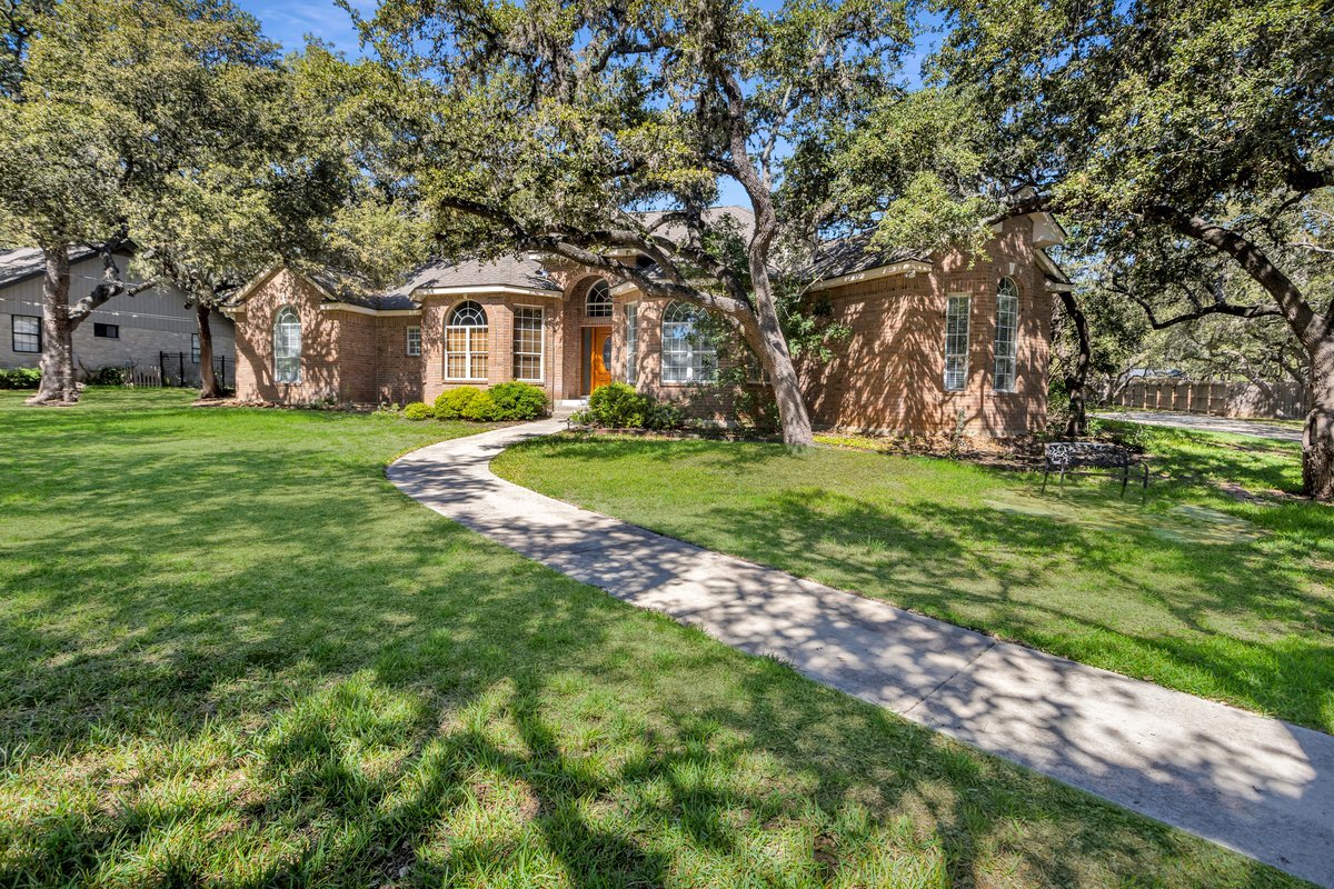 8637 Classic Oaks