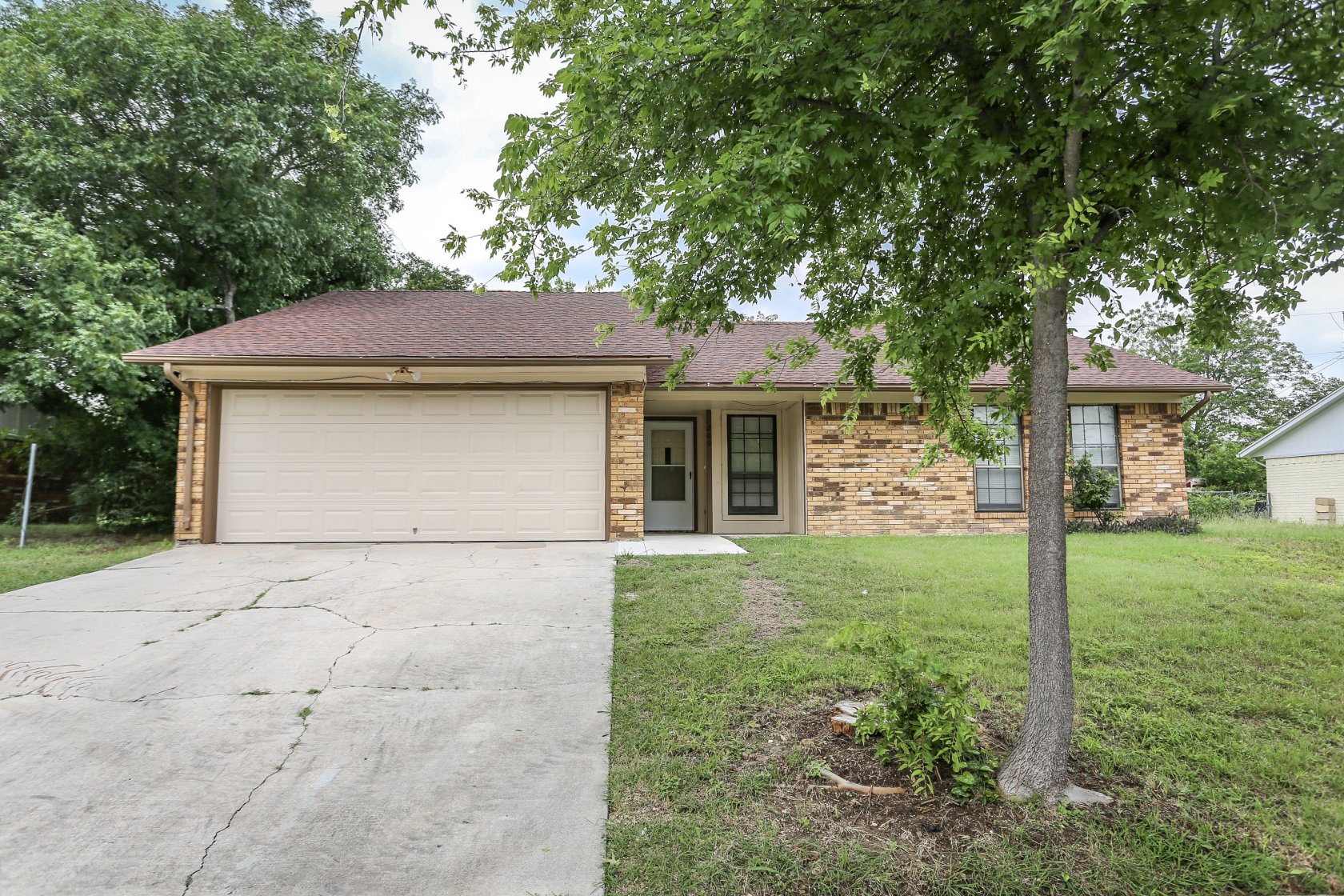 209 E Hogan