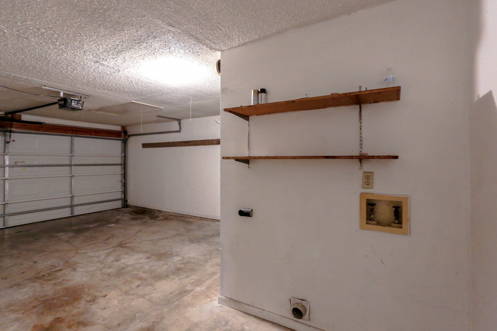 209 E Hogan