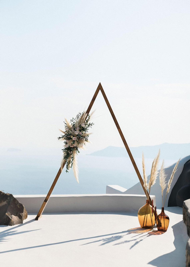 Triangular A-frame wedding arch Triangular A-frame wedding arch