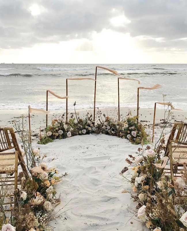 Beach wedding ceremony with ground-level circle Beach wedding ceremony with ground-level circle