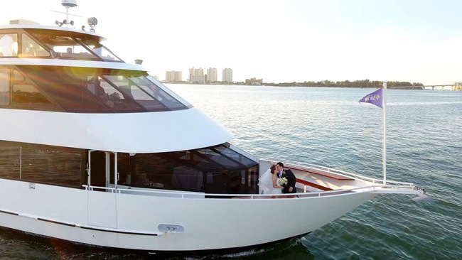 Tips for Planning a Wedding on a Boat | Newlyweds kiss on the bow of a yacht Tips for Planning a Wedding on a Boat | Newlyweds kiss on the bow of a yacht