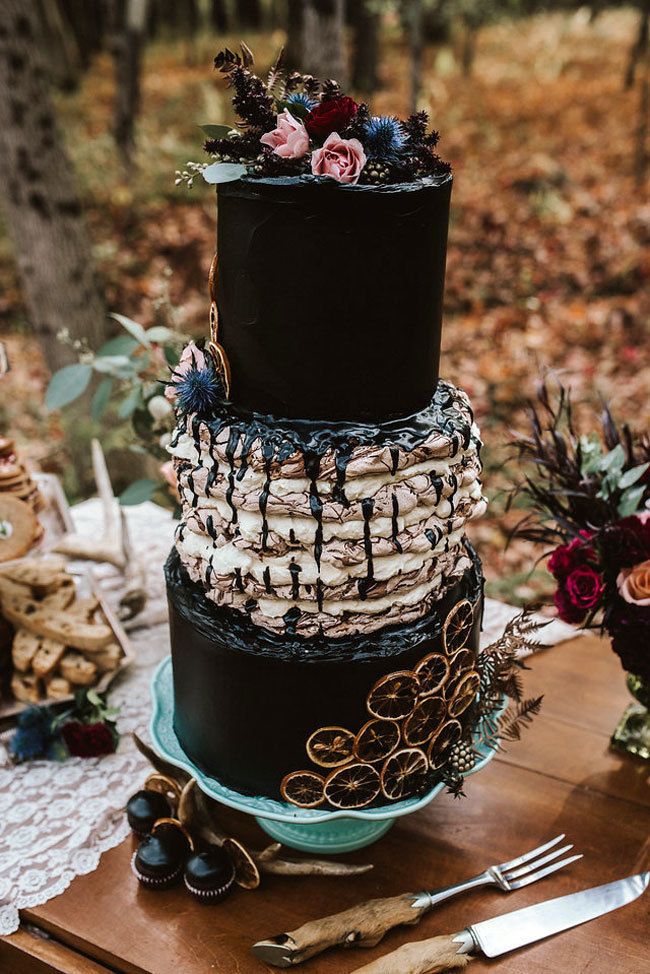 Black wedding cake perfect for Halloween Black wedding cake perfect for Halloween