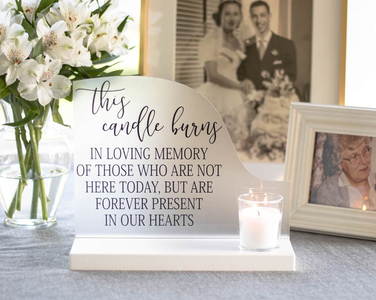 A wedding candle that burns in loving memory