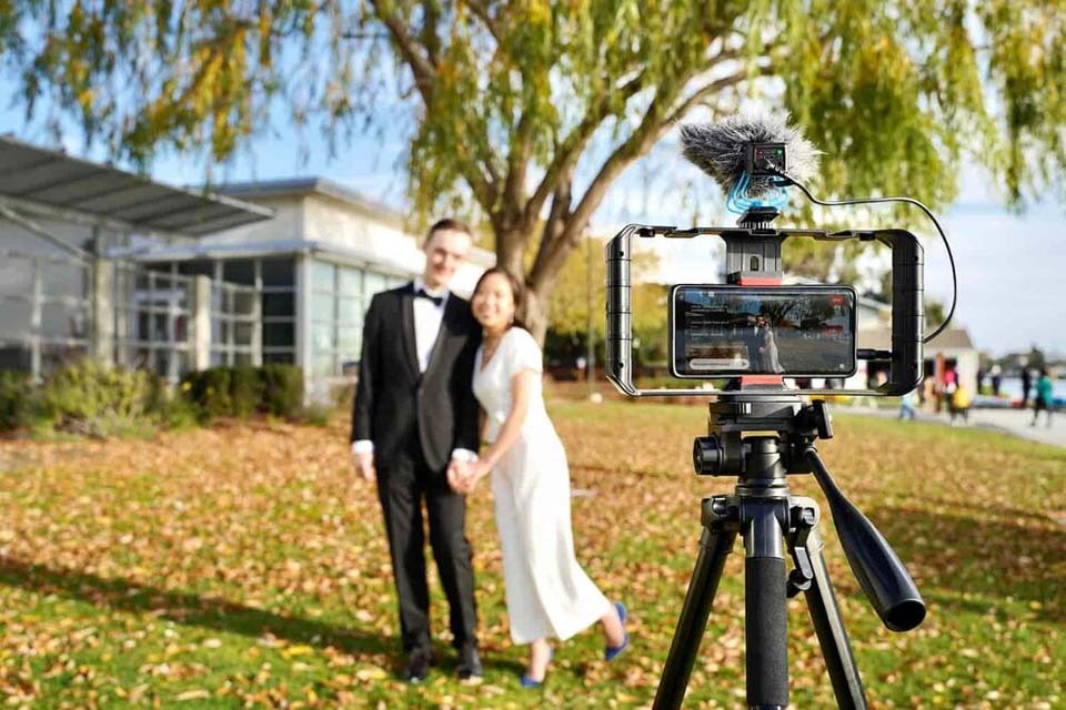 A couple livestreams their marriage proposal with Lovecast app