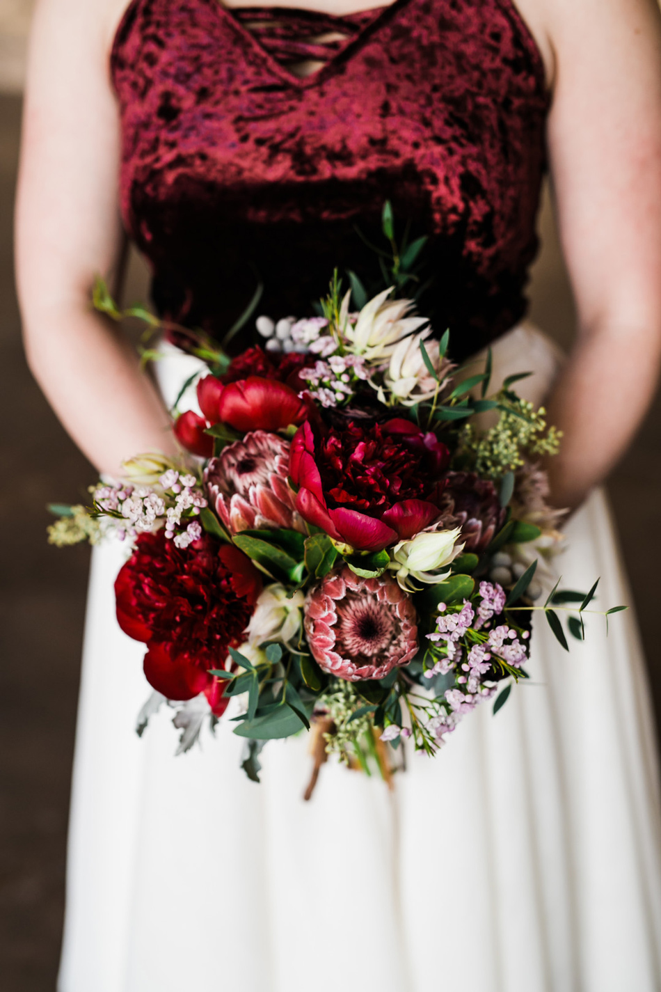 2 months to plan a wedding | Gorgeous red wedding bouquet and matching velvet bridal top 2 months to plan a wedding | Gorgeous red wedding bouquet and matching velvet bridal top