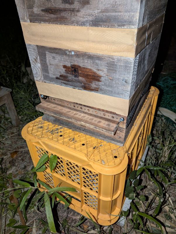 蜜蜂巣箱三段スライド巣門 重箱式巣箱下段」開閉巣門・スライド式底（改良型）【日本