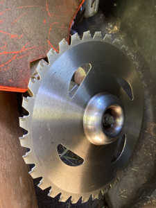 草刈り機の刃には裏と表を間違えると切れませんか？何故？