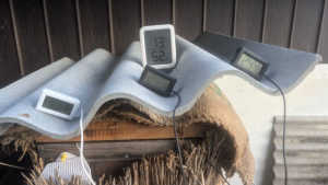 外気温がほぼ同じでも日により巣箱内の温度が違うのは何故ですか？