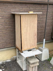 巣箱の寒さ対策としてベニヤ板を貼ってみました。