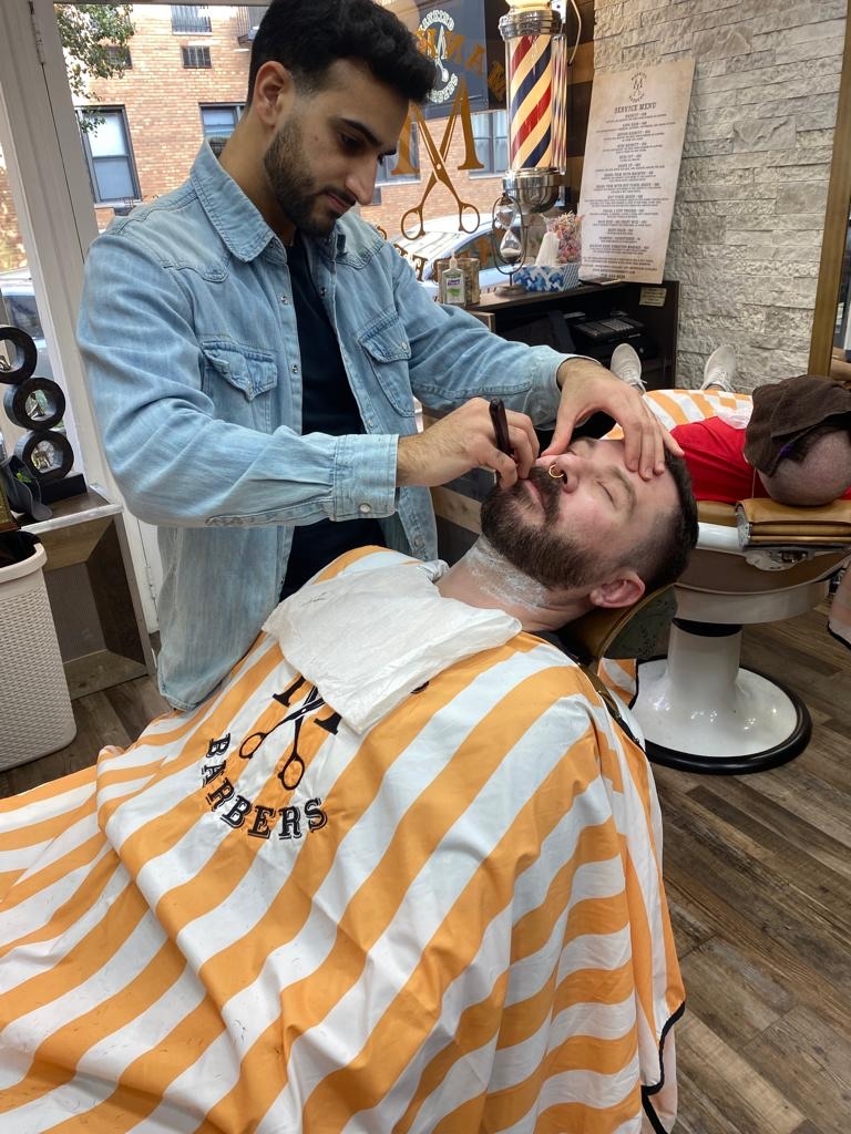 What are some popular variations or twists on the classic skin fade with quiff hairstyle?