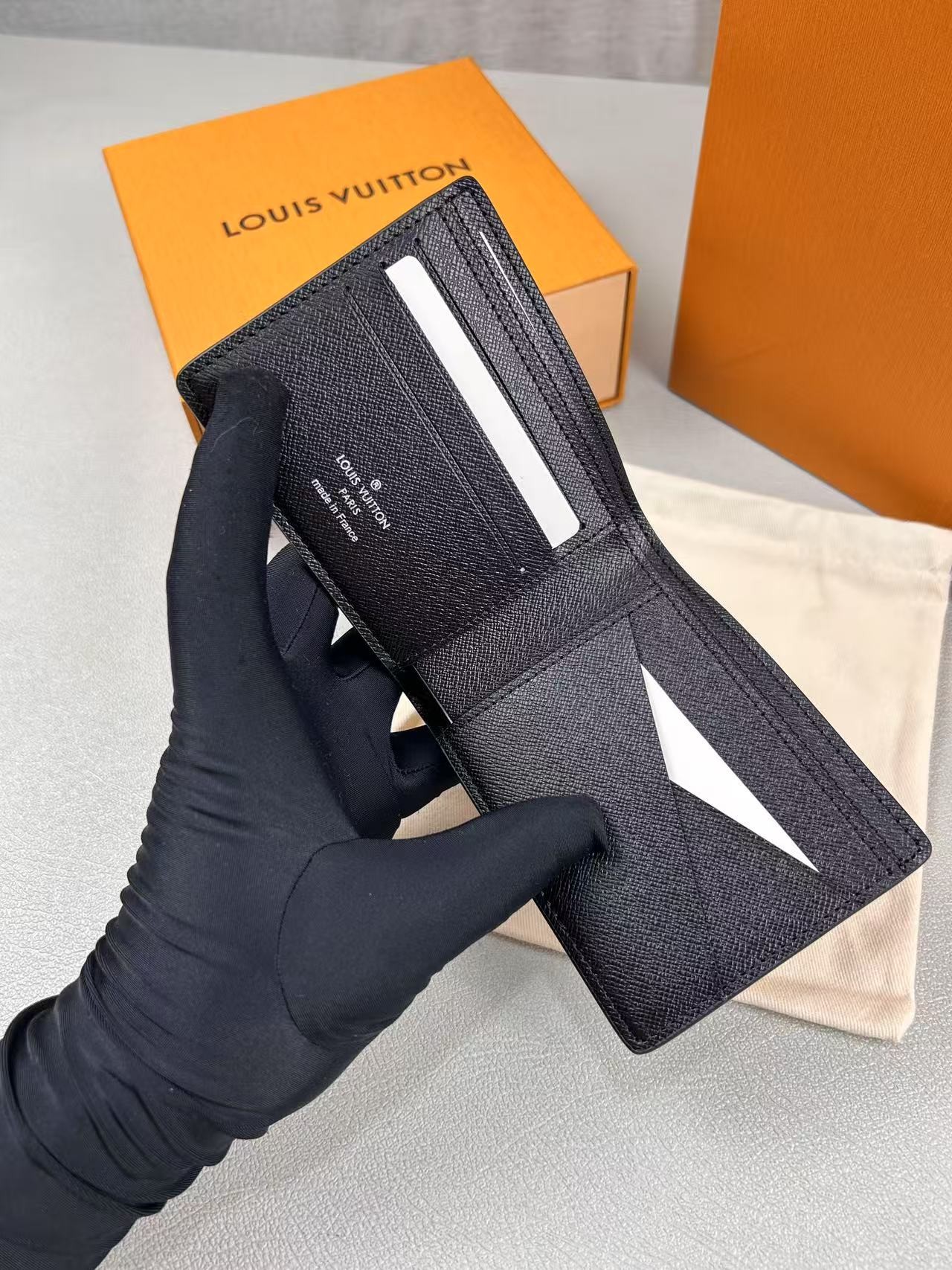 Louis Vuitton Multiple Wallet Taiga Black For Men, Men’s Wallet 4.5in/11.5cm LV M30295