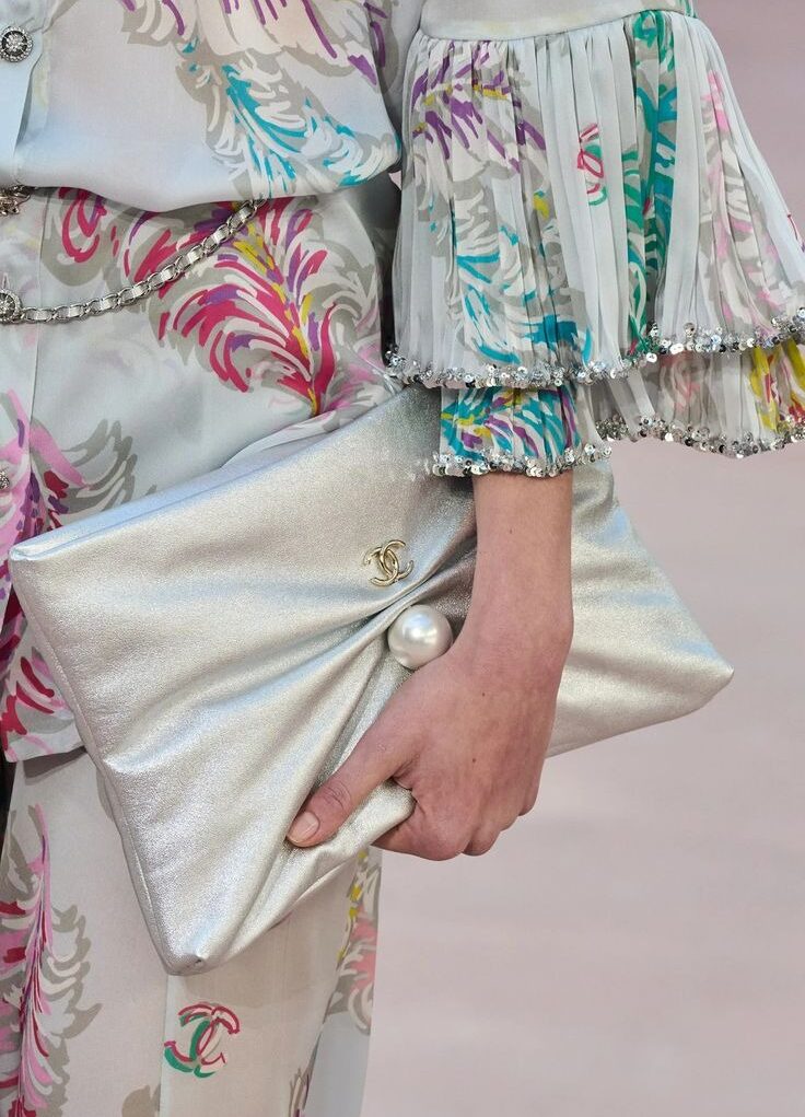 [True-to-ORIGINAL] Chanel Clutch With Chain Metallic Silver For Women 13.4in/34cm AP4614 B20189 NZK51